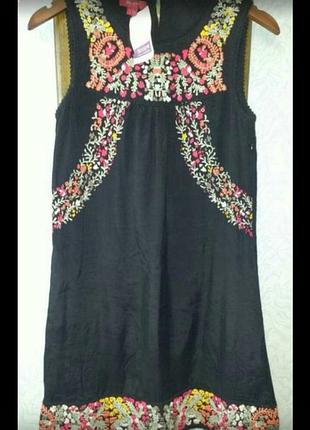 Гарне плаття з вишивкою