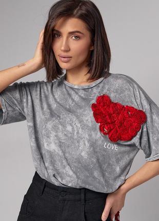 Жіноча футболка тай-дай прикрашена серцем з троянд з квіткою4 фото
