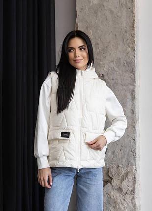 Жилетка з капюшоном молочна чорна беж