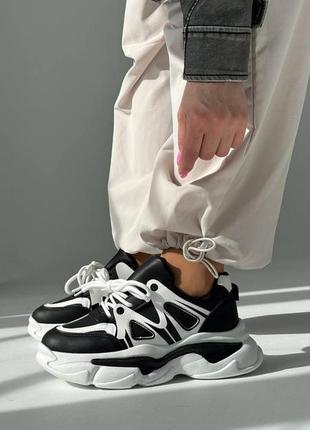 Чорні жіночі кросівки на високій підошві потовщеній