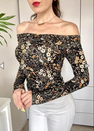 Блуза лонгслив с открытыми плечами h&m цветы этикетка