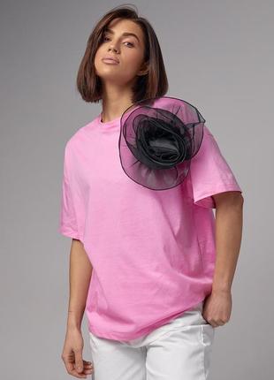 Женская трикотажная футболка с объемным цветком4 фото