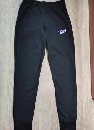 Нові спортивні брюки чорного кольору з надписом "the trend" (туречинна)