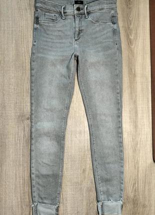 Стильные, актуальные серые джинсы, скишенные бренда river island