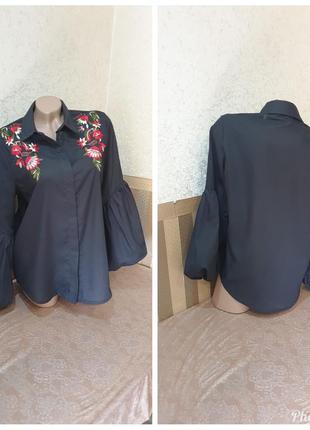 Блузка з вишивкою.