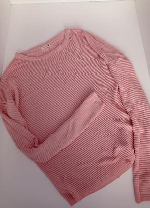 Розовый свитер вязка со спущенным плечом1 фото