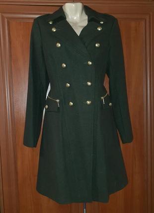 Класичне вовняне пальто у військовому стилі