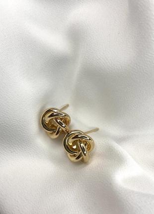 Маленькие серьги гвоздики в золотом цвете3 фото