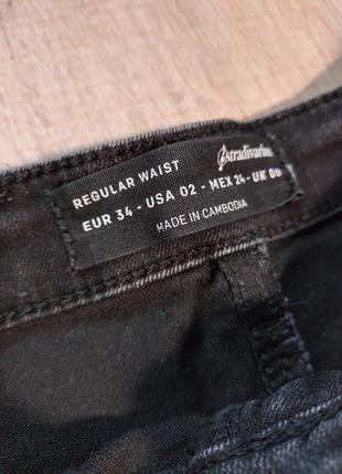 Стильные, актуальные джинсы, скошенные темно серого цвета бренда stradivarius3 фото