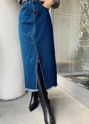 Базова жіноча синя джинсова спідниця з розрізом посередині на високій посадці з карманами стильна якісна