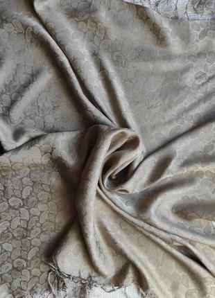 Бежевый шелковый платок в огурцы1 фото