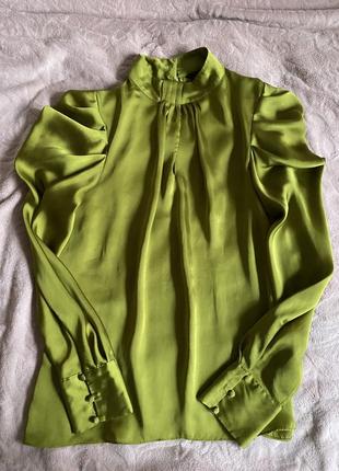 Оливкова зелена атласна блуза1 фото