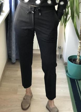 Чорні брюки hugo boss чорные брюки резинка в поясе завязки расслабленный стиль