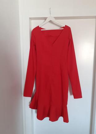 Ошеломительное красное платье с воланом2 фото