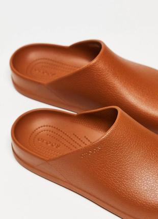 Crocs dylan clogs in cognac tan, unisex !3 фото