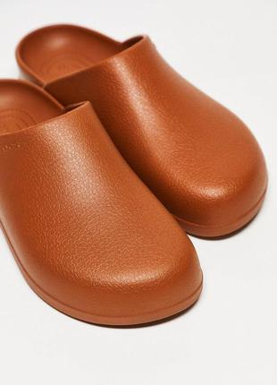 Crocs dylan clogs in cognac tan, unisex !1 фото