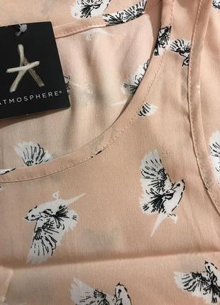 Очень красивая и стильная брендовая блузка в птичках.4 фото