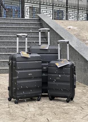 Ударостійка пластикова wings середня валіза дорожня m на колесах польща 75 літрів