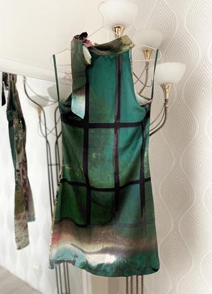 Атласное мини платье с завязкой на шее в размере s2 фото