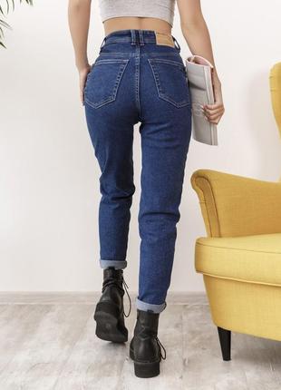 Синие классические джинсы мом3 фото