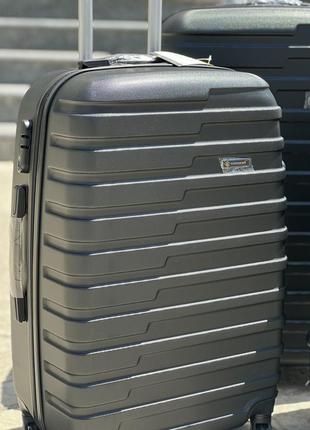 Ударопрочный пластиковый средний чемодан дорожный m на колесах 75 литров4 фото