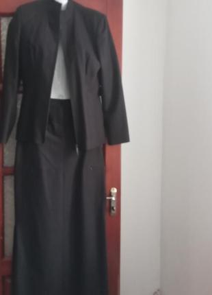 Элегантный,костюм двойника темно - коричневого цвета, по бокам разрезы на молнии. жакет + макси юбка.1 фото