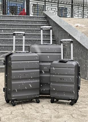 3 шт комплект ударостійка пластикова wings валіза дорожня на колесах польща 4 колеса1 фото