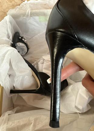 Шкіряні сандалі, босоніжки michael michael kors izzy sandal колір чорний оригінал5 фото