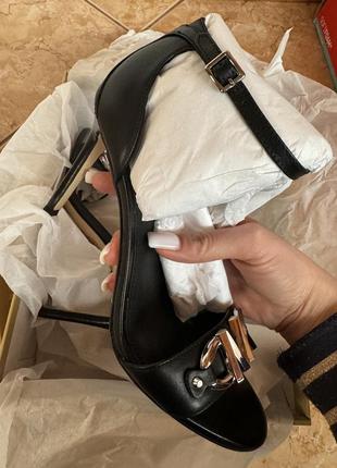 Шкіряні сандалі, босоніжки michael michael kors izzy sandal колір чорний оригінал6 фото