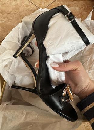 Шкіряні сандалі, босоніжки michael michael kors izzy sandal колір чорний оригінал7 фото