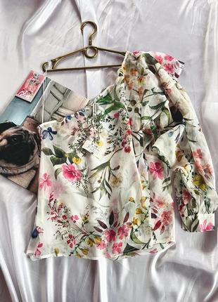 Блуза в квіти на одне плече stradivarius10 фото
