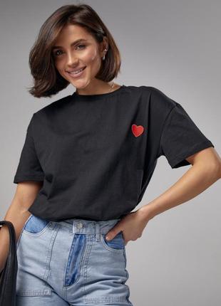 Трикотажна жіноча футболка чорного кольору з вишитим серцем