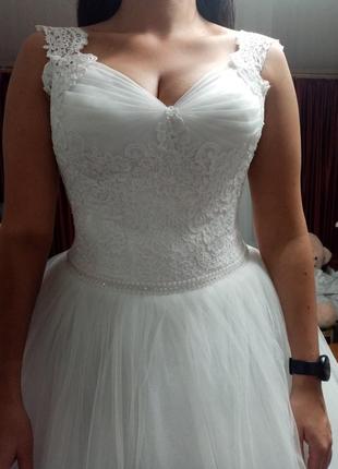 Весільна сукня з тугим корсетом