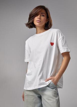 Трикотажна жіноча футболка білого кольору з вишитим серцем