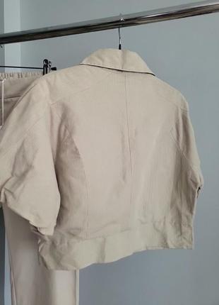 Стильный светлый короткий жакет пиджак с пышным рукавом6 фото
