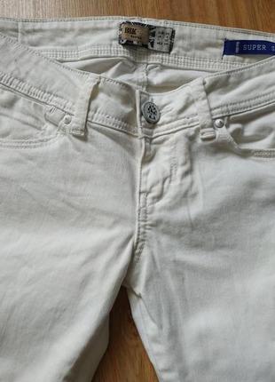 Белые укороченные джинсы bershka р.346 фото