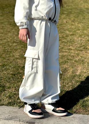 Стильный весенний костюм. штаны карго&nbsp; имеют 5 функциональных карманов, кофта укороченная застежка молния,5 фото