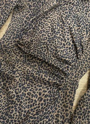 Трендовое платье в рубчик со сборками леопардовый принт5 фото