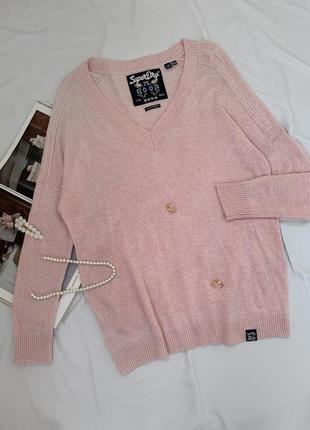 Красивый розовый свитер