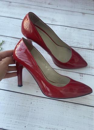 Шкіряні червоні туфлі човники