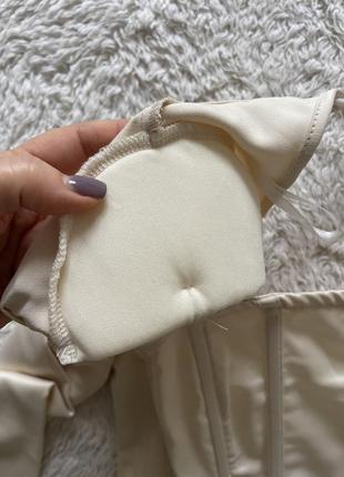 Атласная блузка missguided с вырезанным корсетом и коротким топом кремового цвета,5 фото