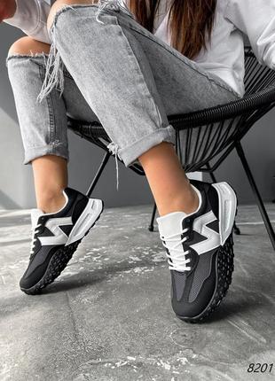 Черные с белым нубуковые текстильные кроссовки с сеткой в сетку на белой толстой подошве3 фото