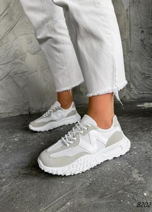 Білі бежеві нубукові текстильні кросівки з сіткою в сітку на білій товстій підошві