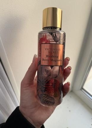 Парфюмированный спрей для тела victoria’s secret bushing berry magnolia 250 мл