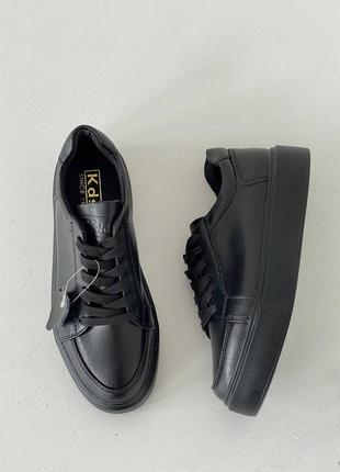 Черные легкие кожаные кеды на шнуровке