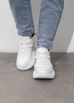 Белые кожаные кроссовки с грубой подошвой