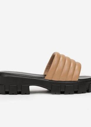 Шльопанці бомба