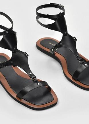 Стильні дизайнерські босоніжки