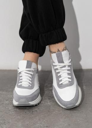 Бело-серые комбинированные кроссовки