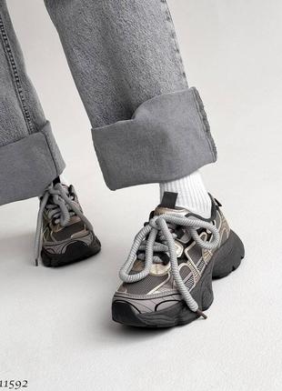 Трендовые женские кроссовки под бренд на массивной шнуровке завышенная подошва кроссовки вставки сетка комбы8 фото